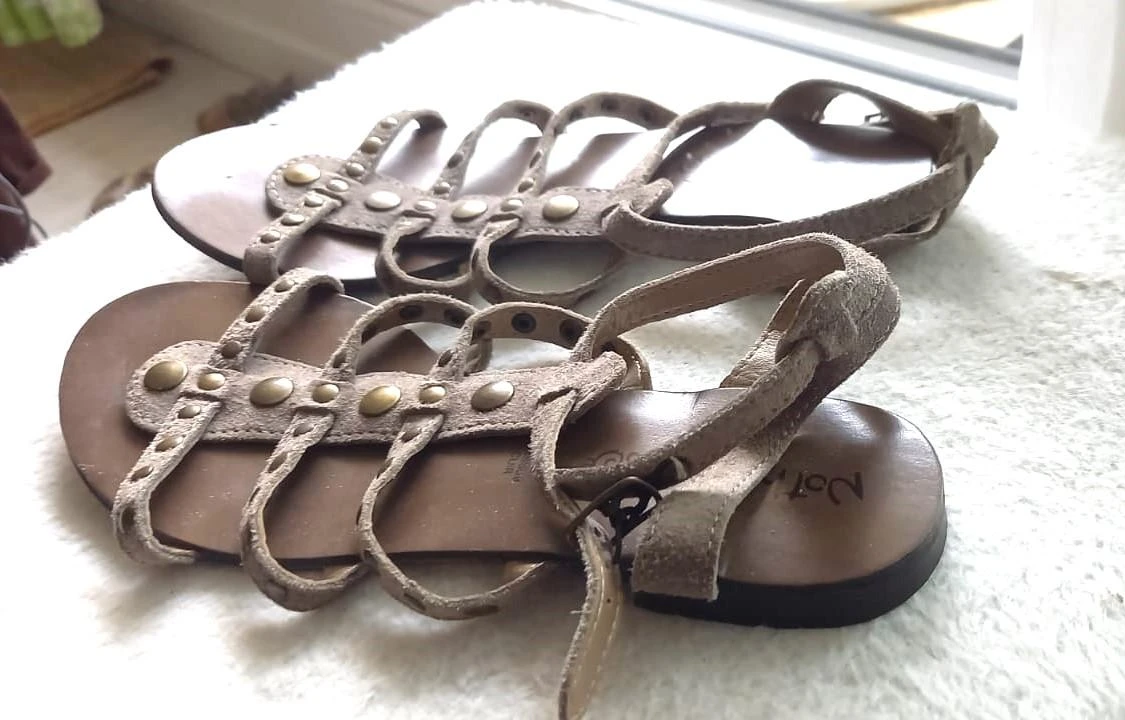 Sandales été cuir T37 vert amande très bon état